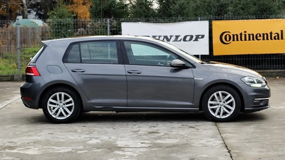 VOLKSWAGEN Golf -