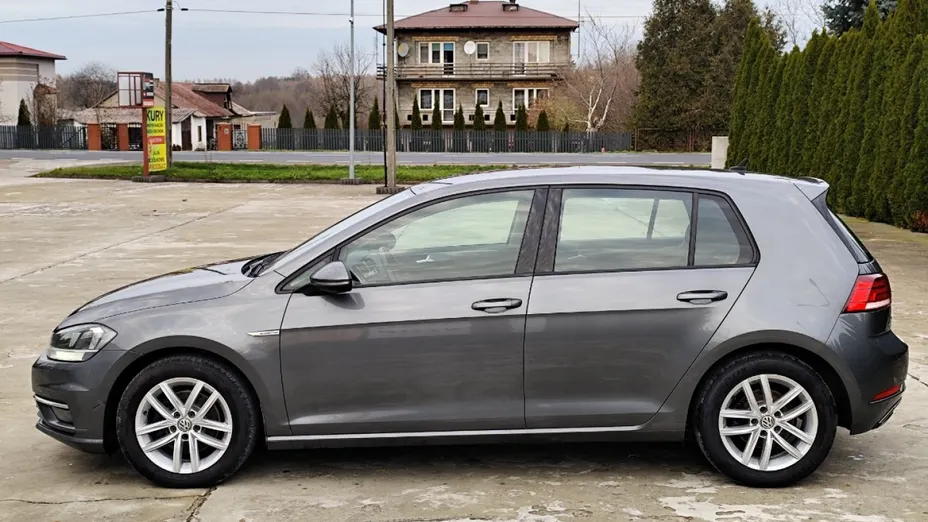 VOLKSWAGEN Golf -