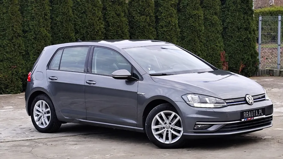 VOLKSWAGEN Golf -