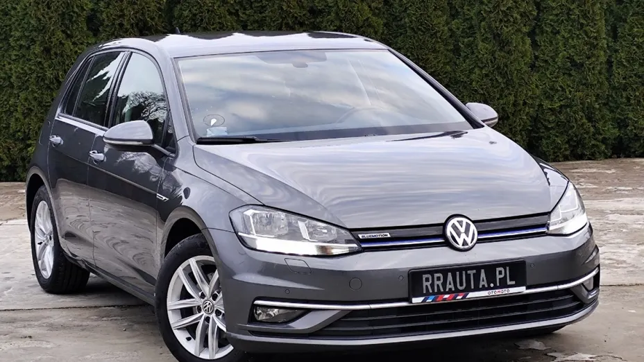 VOLKSWAGEN Golf -
