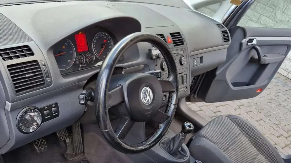 VOLKSWAGEN Touran -