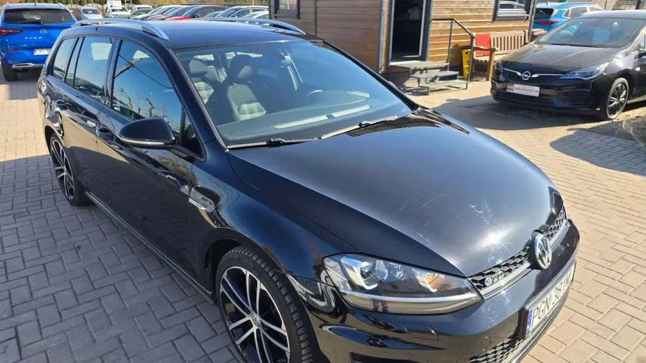 VOLKSWAGEN Golf -