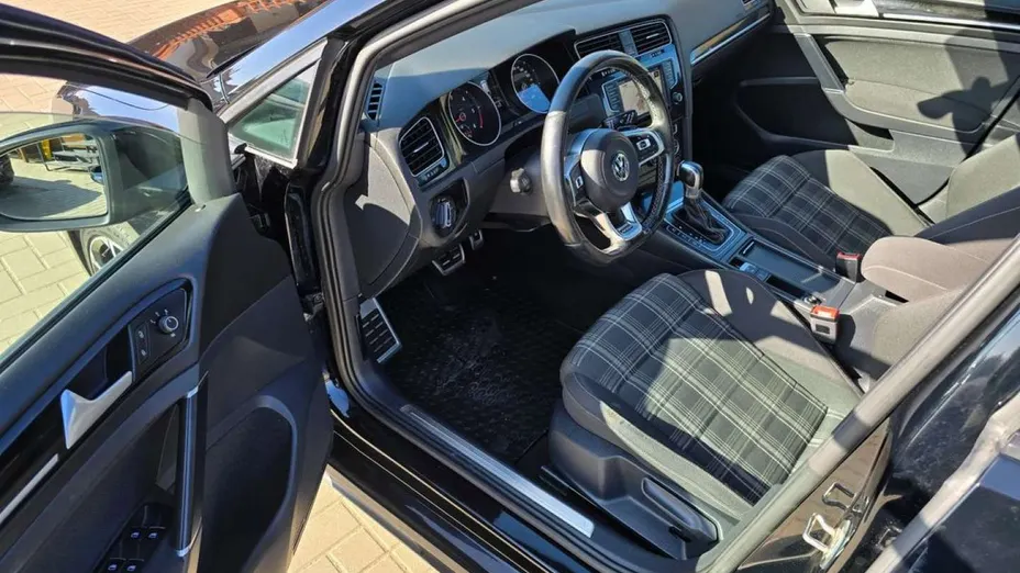 VOLKSWAGEN Golf -