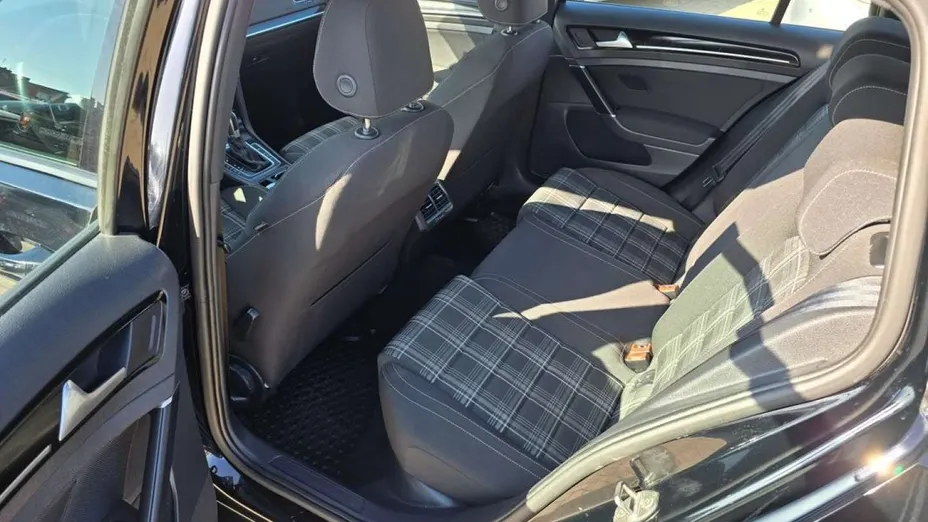 VOLKSWAGEN Golf -