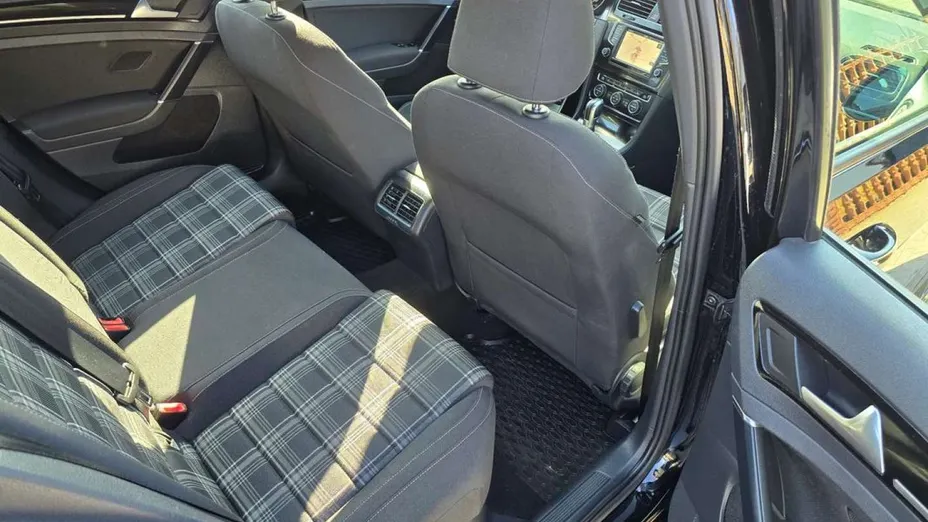 VOLKSWAGEN Golf -