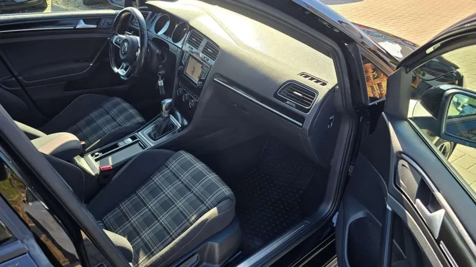 VOLKSWAGEN Golf -