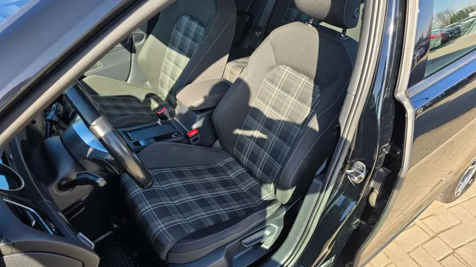 VOLKSWAGEN Golf -