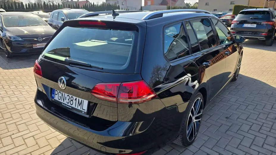 VOLKSWAGEN Golf -