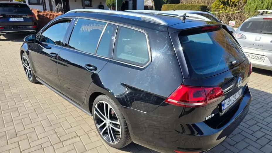 VOLKSWAGEN Golf -