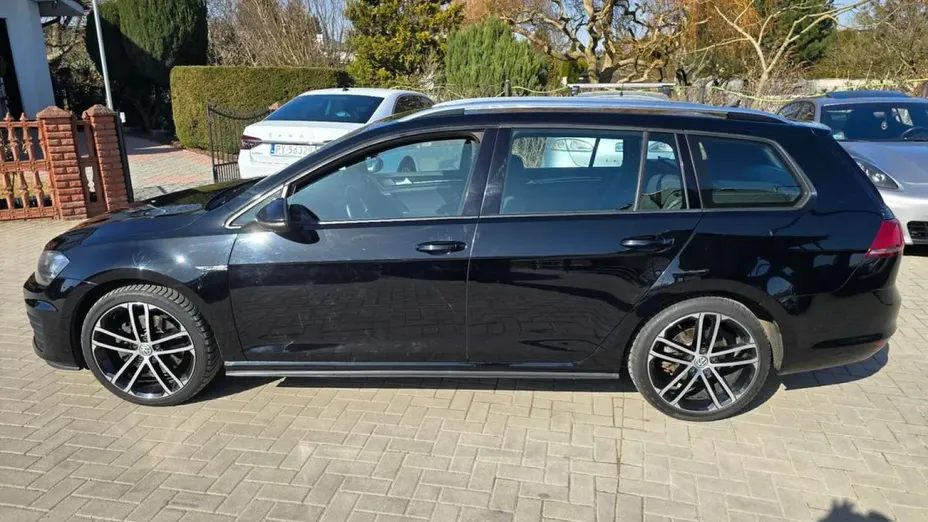 VOLKSWAGEN Golf -