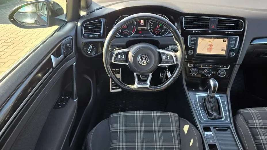 VOLKSWAGEN Golf -