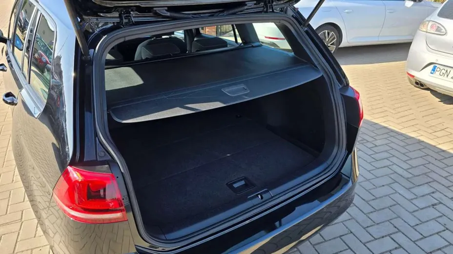 VOLKSWAGEN Golf -