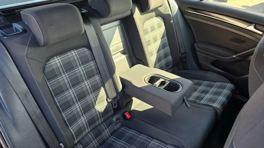 VOLKSWAGEN Golf -