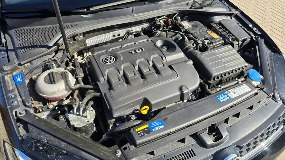 VOLKSWAGEN Golf -