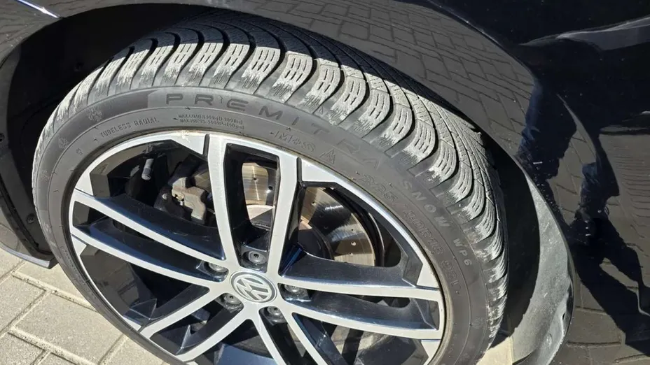 VOLKSWAGEN Golf -