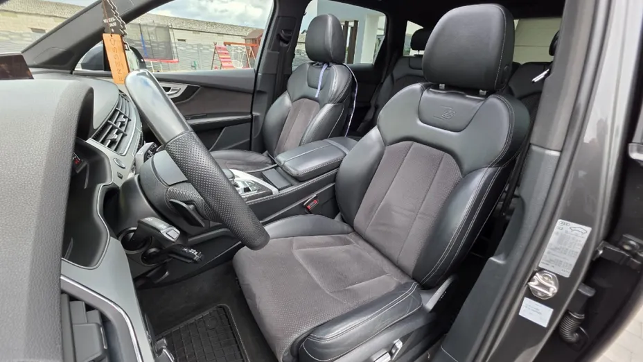 AUDI Q7 -