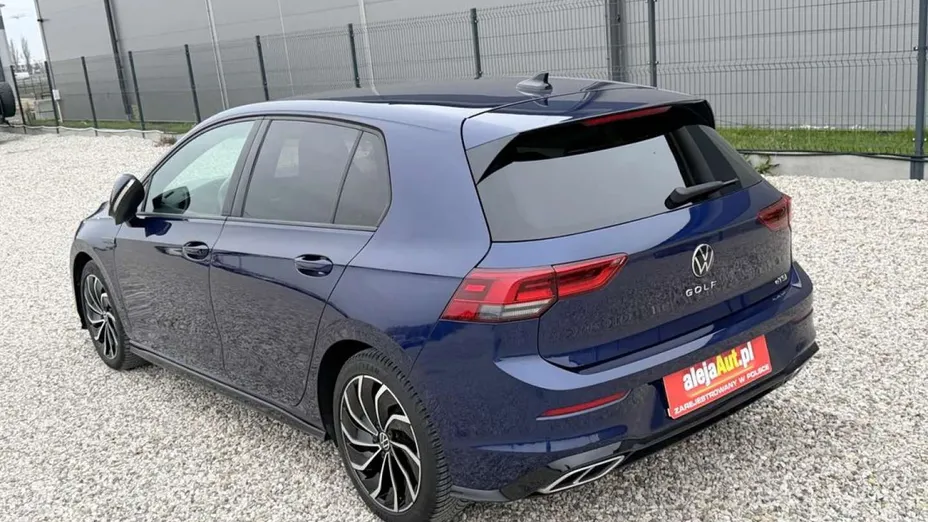 VOLKSWAGEN Golf -