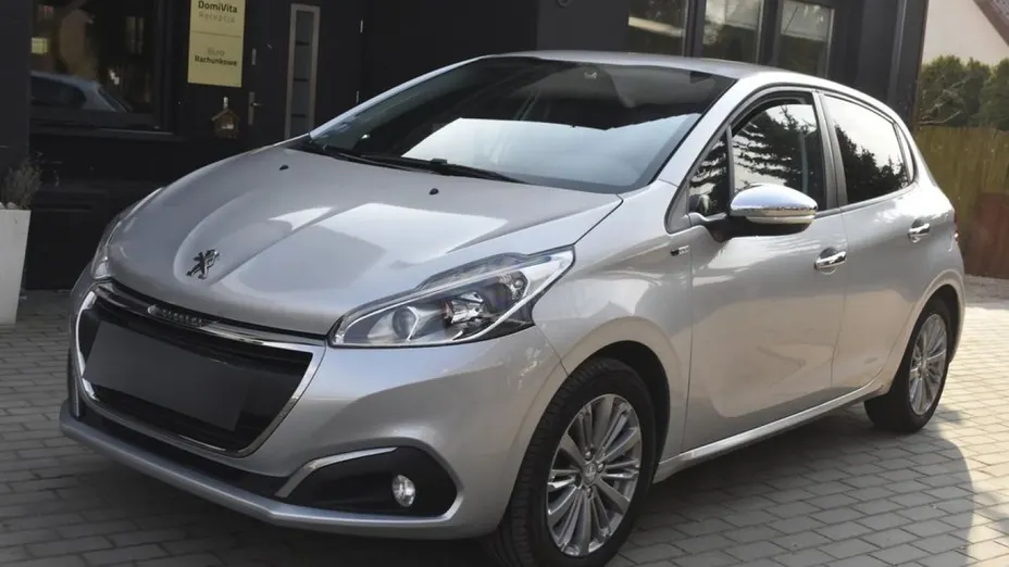 PEUGEOT 208 -