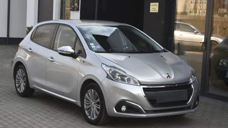 PEUGEOT 208 -
