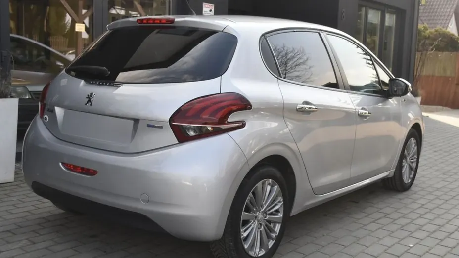PEUGEOT 208 -