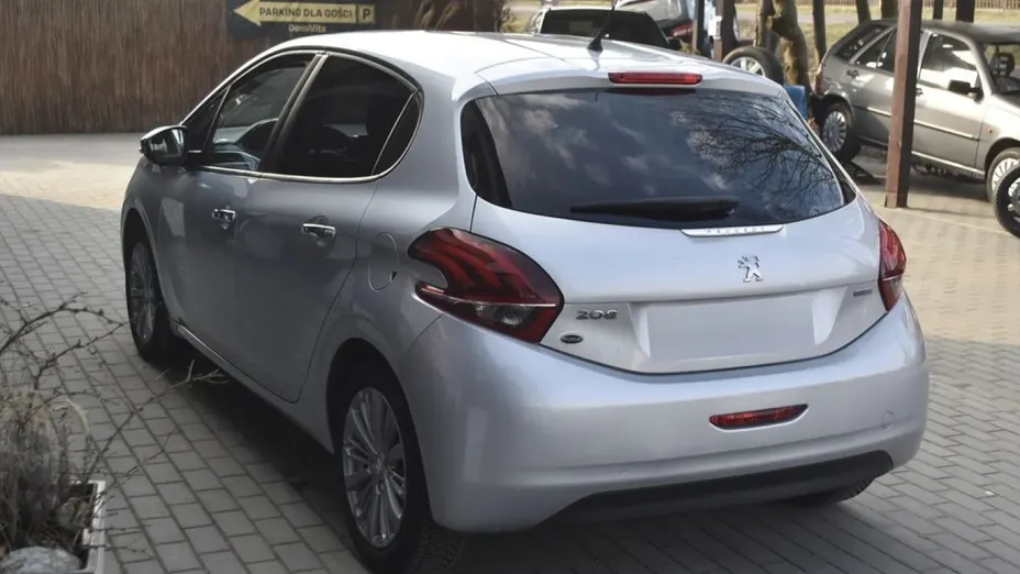 PEUGEOT 208 -
