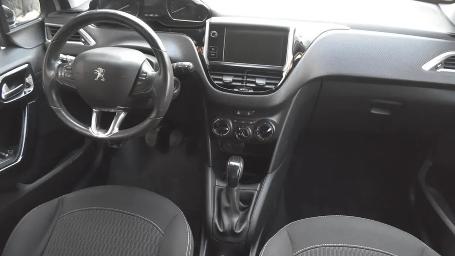 PEUGEOT 208 -