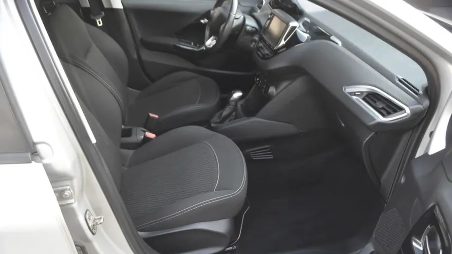 PEUGEOT 208 -