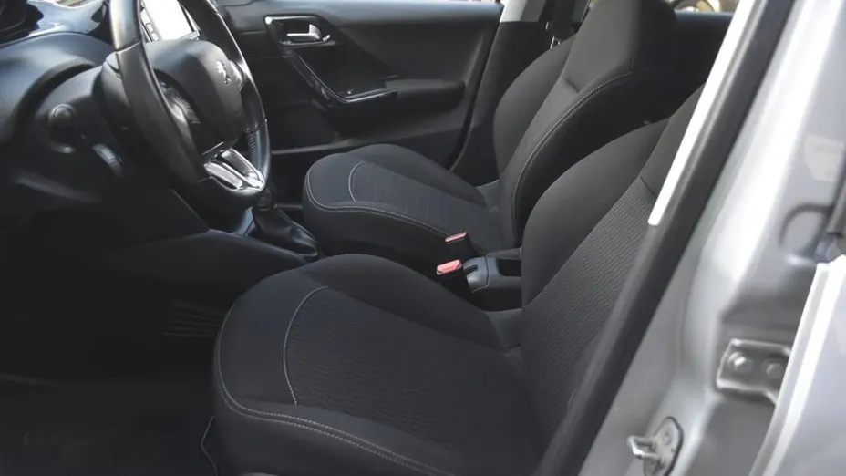 PEUGEOT 208 -