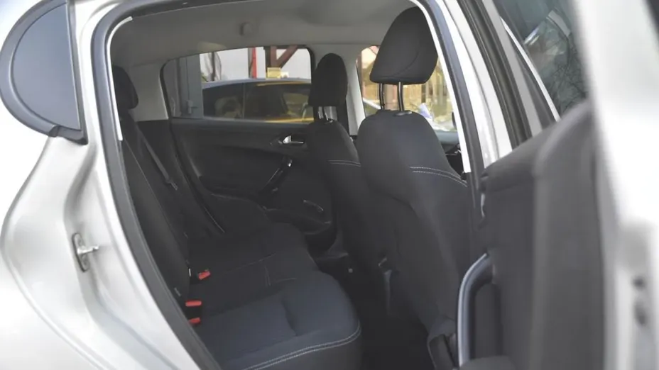 PEUGEOT 208 -