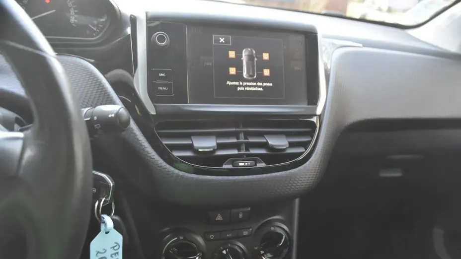 PEUGEOT 208 -