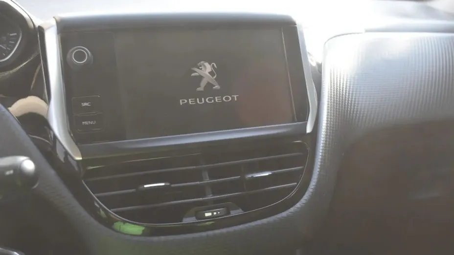 PEUGEOT 208 -