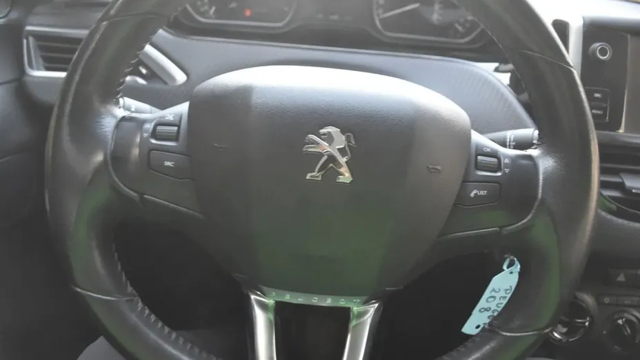 PEUGEOT 208 -
