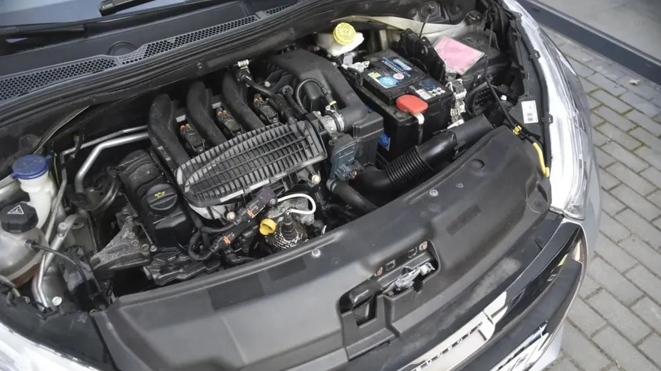 PEUGEOT 208 -