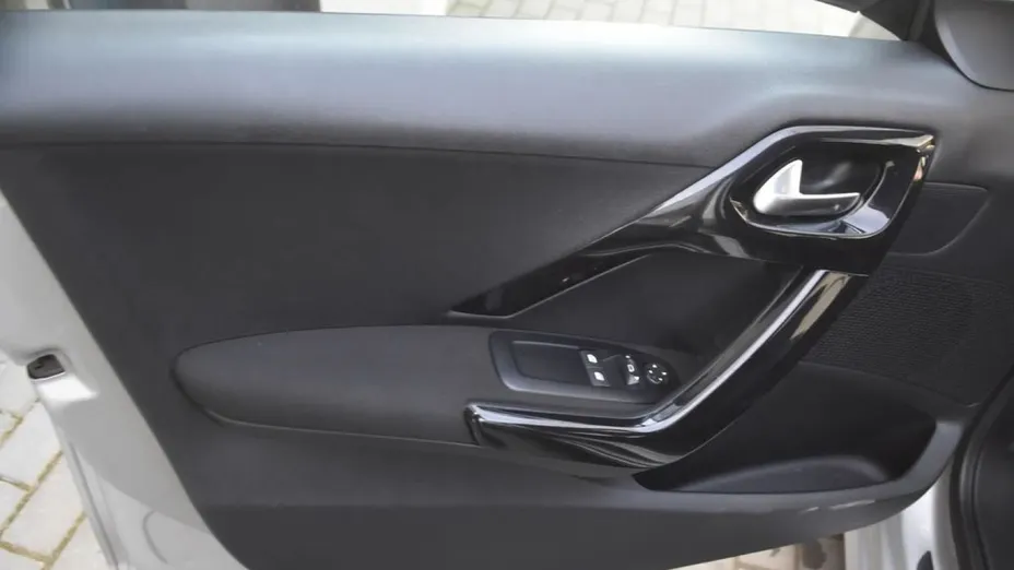 PEUGEOT 208 -