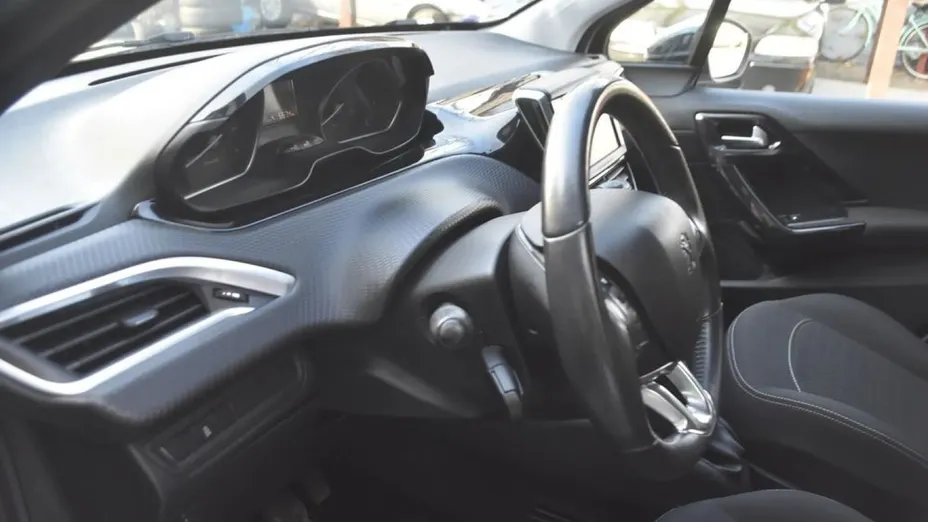PEUGEOT 208 -