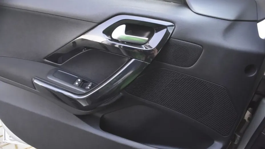 PEUGEOT 208 -