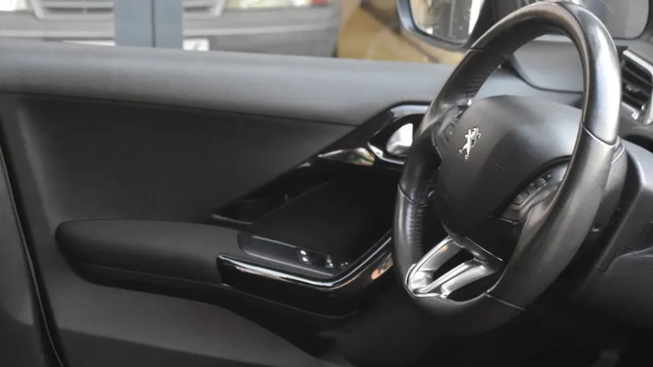 PEUGEOT 208 -