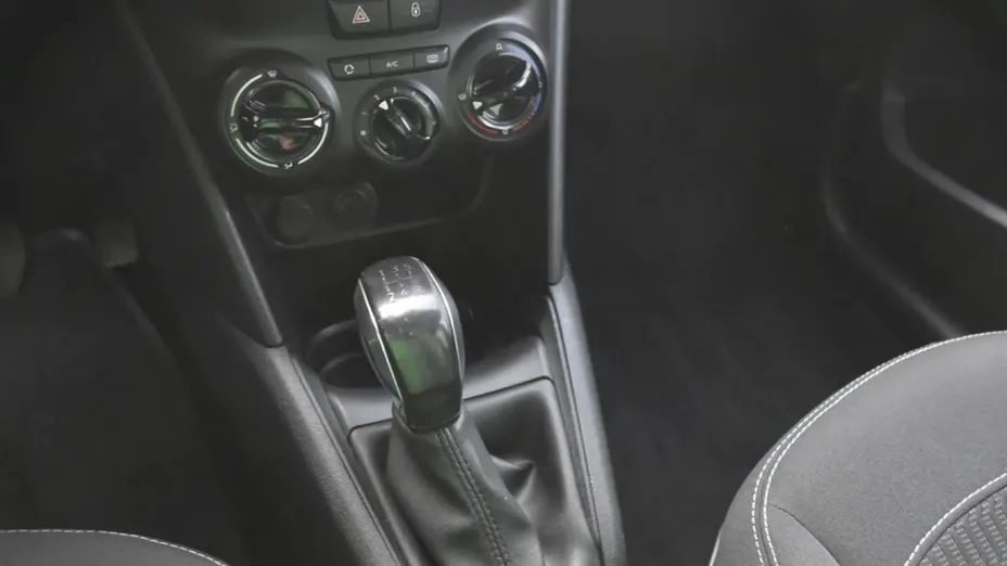 PEUGEOT 208 -