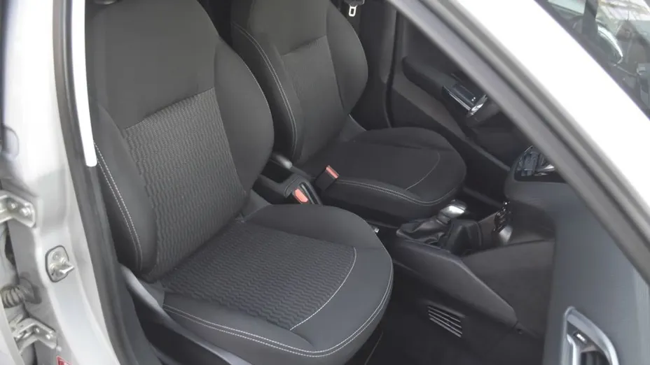 PEUGEOT 208 -
