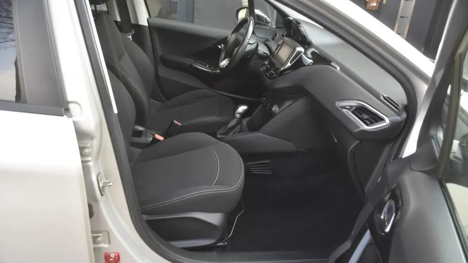 PEUGEOT 208 -