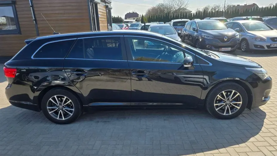 TOYOTA Avensis -