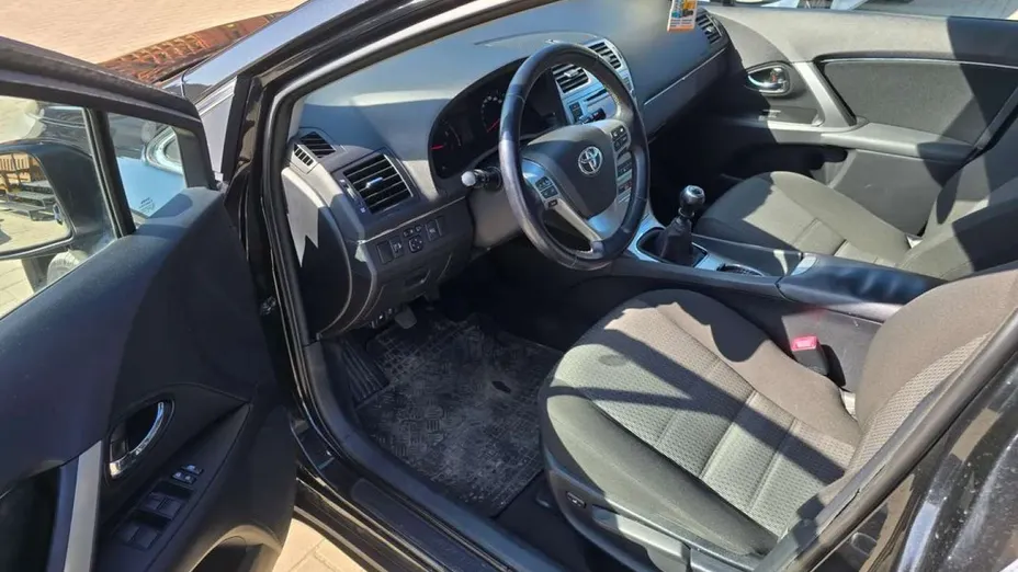 TOYOTA Avensis -