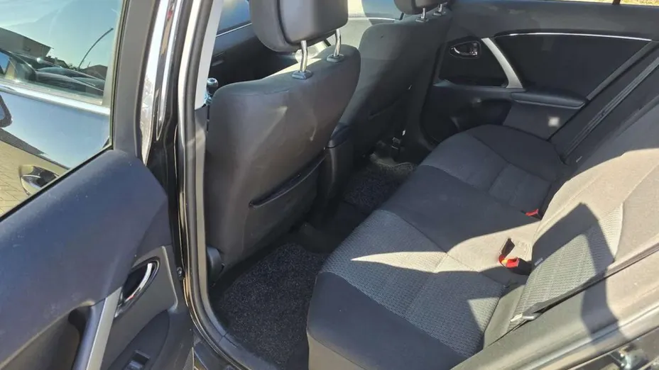 TOYOTA Avensis -