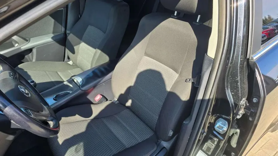 TOYOTA Avensis -