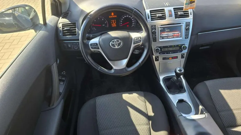 TOYOTA Avensis -