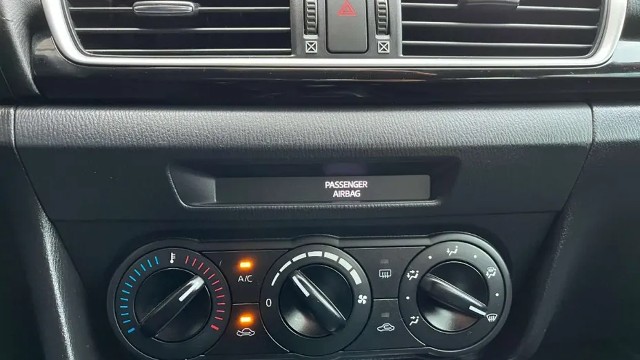MAZDA 3 -