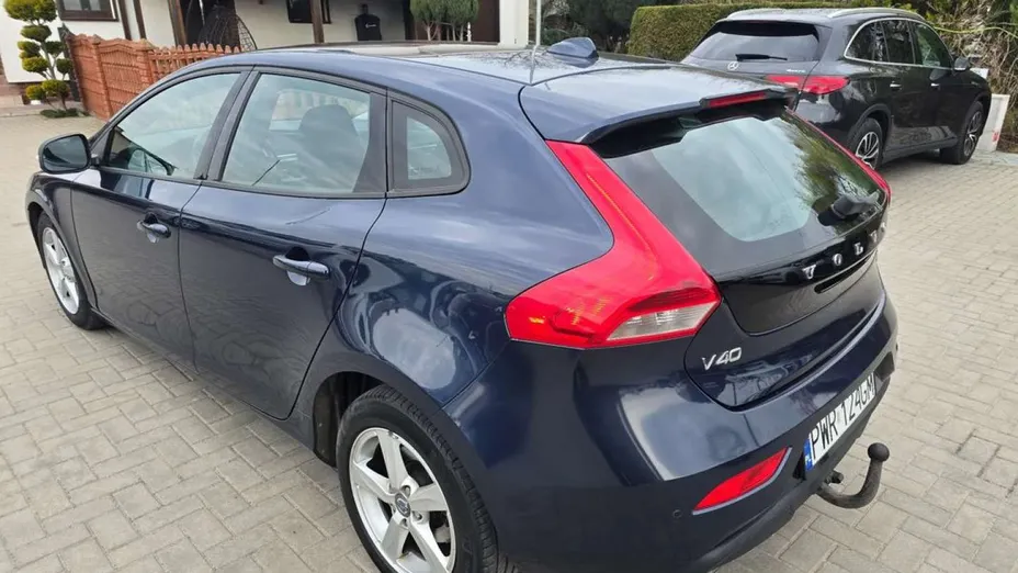 VOLVO V40 -