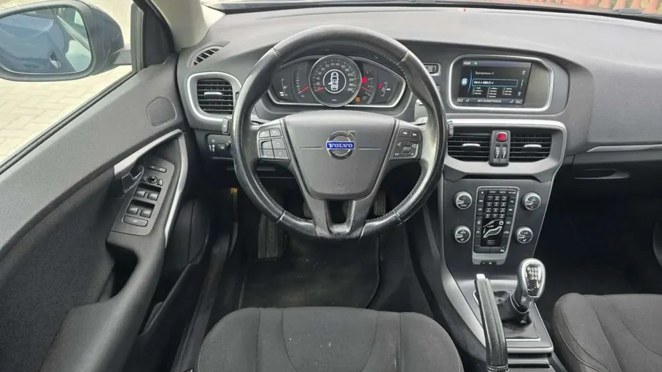 VOLVO V40 -