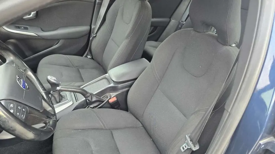VOLVO V40 -