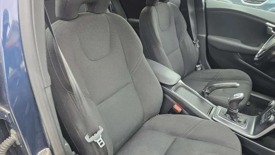 VOLVO V40 -